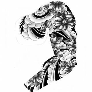 Niesamowite w swojej formie tatuaże-rękawy zajmują cała powierzchnię ramiona i przedramiona. Tworzą jednolitą zdobiącą ciało całość. Taki graficzny rękaw na skórze to tatuaż szczególnie ciekawy w przypadku aktywnych, silnych mężczyzn. 