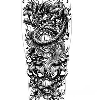 Niesamowite w swojej formie tatuaże-rękawy zajmują cała powierzchnię ramiona i przedramiona. Tworzą jednolitą zdobiącą ciało całość. Taki graficzny rękaw na skórze to tatuaż szczególnie ciekawy w przypadku aktywnych, silnych mężczyzn. 
