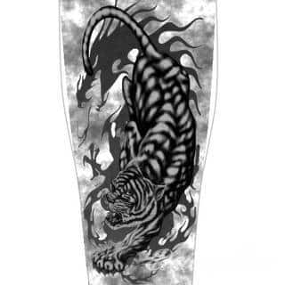 Niesamowite w swojej formie tatuaże-rękawy zajmują cała powierzchnię ramiona i przedramiona. Tworzą jednolitą zdobiącą ciało całość. Taki graficzny rękaw na skórze to tatuaż szczególnie ciekawy w przypadku aktywnych, silnych mężczyzn. 