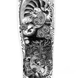 Niesamowite w swojej formie tatuaże-rękawy zajmują cała powierzchnię ramiona i przedramiona. Tworzą jednolitą zdobiącą ciało całość. Taki graficzny rękaw na skórze to tatuaż szczególnie ciekawy w przypadku aktywnych, silnych mężczyzn. 