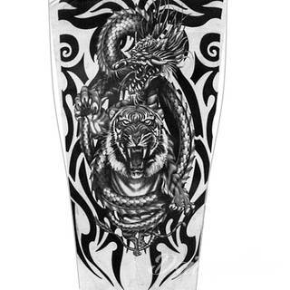 Niesamowite w swojej formie tatuaże-rękawy zajmują cała powierzchnię ramiona i przedramiona. Tworzą jednolitą zdobiącą ciało całość. Taki graficzny rękaw na skórze to tatuaż szczególnie ciekawy w przypadku aktywnych, silnych mężczyzn. 