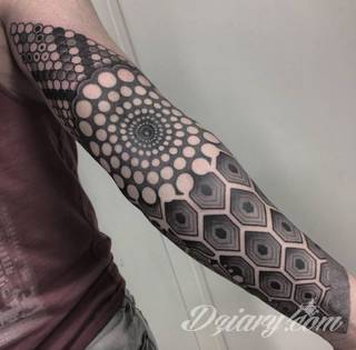 Niesamowite w swojej formie tatuaże-rękawy zajmują cała powierzchnię ramiona i przedramiona. Tworzą jednolitą zdobiącą ciało całość. Taki graficzny rękaw na skórze to tatuaż szczególnie ciekawy w przypadku aktywnych, silnych mężczyzn. 