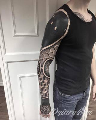 Niesamowite w swojej formie tatuaże-rękawy zajmują cała powierzchnię ramiona i przedramiona. Tworzą jednolitą zdobiącą ciało całość. Taki graficzny rękaw na skórze to tatuaż szczególnie ciekawy w przypadku aktywnych, silnych mężczyzn. 