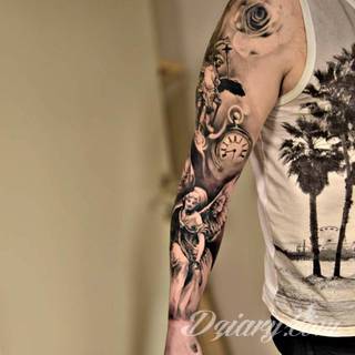 Niesamowite w swojej formie tatuaże-rękawy zajmują cała powierzchnię ramiona i przedramiona. Tworzą jednolitą zdobiącą ciało całość. Taki graficzny rękaw na skórze to tatuaż szczególnie ciekawy w przypadku aktywnych, silnych mężczyzn. 