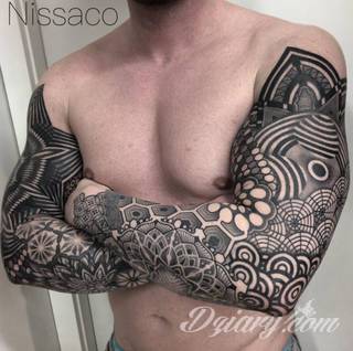 Niesamowite w swojej formie tatuaże-rękawy zajmują cała powierzchnię ramiona i przedramiona. Tworzą jednolitą zdobiącą ciało całość. Taki graficzny rękaw na skórze to tatuaż szczególnie ciekawy w przypadku aktywnych, silnych mężczyzn. 