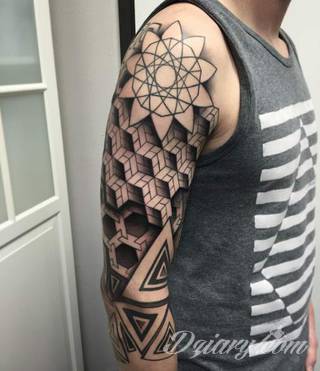 Niesamowite w swojej formie tatuaże-rękawy zajmują cała powierzchnię ramiona i przedramiona. Tworzą jednolitą zdobiącą ciało całość. Taki graficzny rękaw na skórze to tatuaż szczególnie ciekawy w przypadku aktywnych, silnych mężczyzn. 