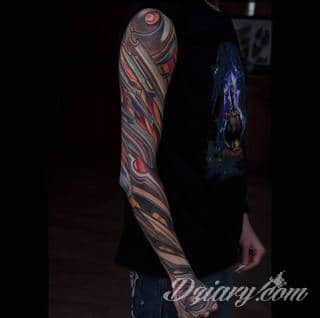 Niesamowite w swojej formie tatuaże-rękawy zajmują cała powierzchnię ramiona i przedramiona. Tworzą jednolitą zdobiącą ciało całość. Taki graficzny rękaw na skórze to tatuaż szczególnie ciekawy w przypadku aktywnych, silnych mężczyzn. 