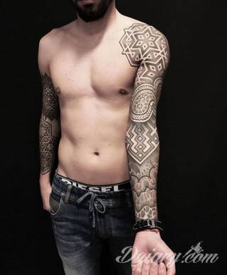 Niesamowite w swojej formie tatuaże-rękawy zajmują cała powierzchnię ramiona i przedramiona. Tworzą jednolitą zdobiącą ciało całość. Taki graficzny rękaw na skórze to tatuaż szczególnie ciekawy w przypadku aktywnych, silnych mężczyzn. 