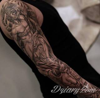 Niesamowite w swojej formie tatuaże-rękawy zajmują cała powierzchnię ramiona i przedramiona. Tworzą jednolitą zdobiącą ciało całość. Taki graficzny rękaw na skórze to tatuaż szczególnie ciekawy w przypadku aktywnych, silnych mężczyzn. 