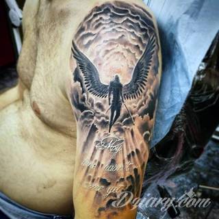 Niesamowite w swojej formie tatuaże-rękawy zajmują cała powierzchnię ramiona i przedramiona. Tworzą jednolitą zdobiącą ciało całość. Taki graficzny rękaw na skórze to tatuaż szczególnie ciekawy w przypadku aktywnych, silnych mężczyzn. 