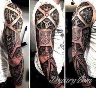 Niesamowite w swojej formie tatuaże-rękawy zajmują cała powierzchnię ramiona i przedramiona. Tworzą jednolitą zdobiącą ciało całość. Taki graficzny rękaw na skórze to tatuaż szczególnie ciekawy w przypadku aktywnych, silnych mężczyzn. 