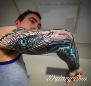 Niesamowite w swojej formie tatuaże-rękawy zajmują cała powierzchnię ramiona i przedramiona. Tworzą jednolitą zdobiącą ciało całość. Taki graficzny rękaw na skórze to tatuaż szczególnie ciekawy w przypadku aktywnych, silnych mężczyzn. 