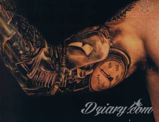 Niesamowite w swojej formie tatuaże-rękawy zajmują cała powierzchnię ramiona i przedramiona. Tworzą jednolitą zdobiącą ciało całość. Taki graficzny rękaw na skórze to tatuaż szczególnie ciekawy w przypadku aktywnych, silnych mężczyzn. 