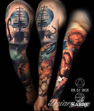 Niesamowite w swojej formie tatuaże-rękawy zajmują cała powierzchnię ramiona i przedramiona. Tworzą jednolitą zdobiącą ciało całość. Taki graficzny rękaw na skórze to tatuaż szczególnie ciekawy w przypadku aktywnych, silnych mężczyzn. 