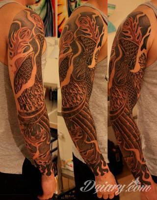 Niesamowite w swojej formie tatuaże-rękawy zajmują cała powierzchnię ramiona i przedramiona. Tworzą jednolitą zdobiącą ciało całość. Taki graficzny rękaw na skórze to tatuaż szczególnie ciekawy w przypadku aktywnych, silnych mężczyzn. 