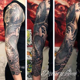 Niesamowite w swojej formie tatuaże-rękawy zajmują cała powierzchnię ramiona i przedramiona. Tworzą jednolitą zdobiącą ciało całość. Taki graficzny rękaw na skórze to tatuaż szczególnie ciekawy w przypadku aktywnych, silnych mężczyzn. 