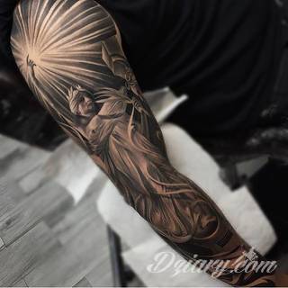 Niesamowite w swojej formie tatuaże-rękawy zajmują cała powierzchnię ramiona i przedramiona. Tworzą jednolitą zdobiącą ciało całość. Taki graficzny rękaw na skórze to tatuaż szczególnie ciekawy w przypadku aktywnych, silnych mężczyzn. 