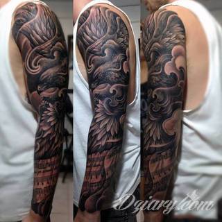 Niesamowite w swojej formie tatuaże-rękawy zajmują cała powierzchnię ramiona i przedramiona. Tworzą jednolitą zdobiącą ciało całość. Taki graficzny rękaw na skórze to tatuaż szczególnie ciekawy w przypadku aktywnych, silnych mężczyzn. 