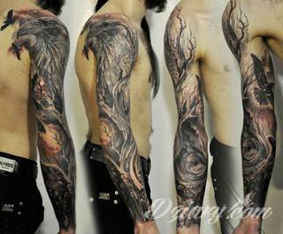 Niesamowite w swojej formie tatuaże-rękawy zajmują cała powierzchnię ramiona i przedramiona. Tworzą jednolitą zdobiącą ciało całość. Taki graficzny rękaw na skórze to tatuaż szczególnie ciekawy w przypadku aktywnych, silnych mężczyzn. 