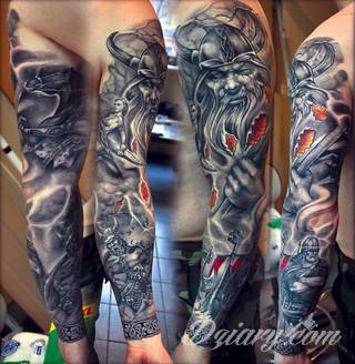 Niesamowite w swojej formie tatuaże-rękawy zajmują cała powierzchnię ramiona i przedramiona. Tworzą jednolitą zdobiącą ciało całość. Taki graficzny rękaw na skórze to tatuaż szczególnie ciekawy w przypadku aktywnych, silnych mężczyzn. 