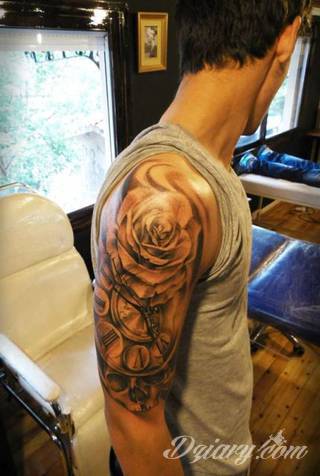 Niesamowite w swojej formie tatuaże-rękawy zajmują cała powierzchnię ramiona i przedramiona. Tworzą jednolitą zdobiącą ciało całość. Taki graficzny rękaw na skórze to tatuaż szczególnie ciekawy w przypadku aktywnych, silnych mężczyzn. 