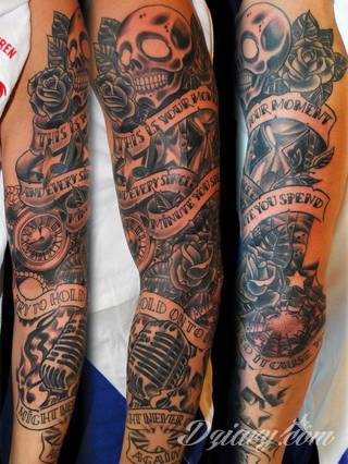 Niesamowite w swojej formie tatuaże-rękawy zajmują cała powierzchnię ramiona i przedramiona. Tworzą jednolitą zdobiącą ciało całość. Taki graficzny rękaw na skórze to tatuaż szczególnie ciekawy w przypadku aktywnych, silnych mężczyzn. 