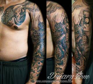 Niesamowite w swojej formie tatuaże-rękawy zajmują cała powierzchnię ramiona i przedramiona. Tworzą jednolitą zdobiącą ciało całość. Taki graficzny rękaw na skórze to tatuaż szczególnie ciekawy w przypadku aktywnych, silnych mężczyzn. 