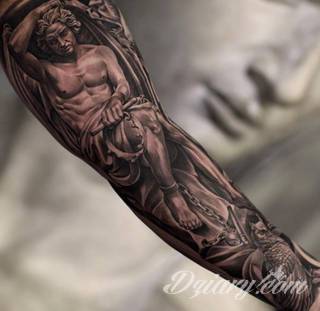 Niesamowite w swojej formie tatuaże-rękawy zajmują cała powierzchnię ramiona i przedramiona. Tworzą jednolitą zdobiącą ciało całość. Taki graficzny rękaw na skórze to tatuaż szczególnie ciekawy w przypadku aktywnych, silnych mężczyzn. 