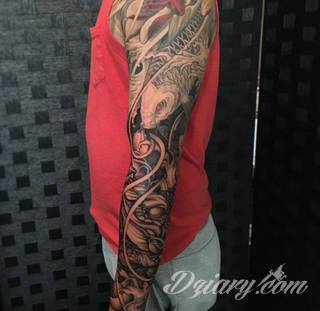 Niesamowite w swojej formie tatuaże-rękawy zajmują cała powierzchnię ramiona i przedramiona. Tworzą jednolitą zdobiącą ciało całość. Taki graficzny rękaw na skórze to tatuaż szczególnie ciekawy w przypadku aktywnych, silnych mężczyzn. 