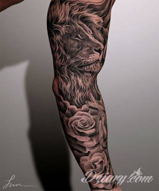 Niesamowite w swojej formie tatuaże-rękawy zajmują cała powierzchnię ramiona i przedramiona. Tworzą jednolitą zdobiącą ciało całość. Taki graficzny rękaw na skórze to tatuaż szczególnie ciekawy w przypadku aktywnych, silnych mężczyzn. 