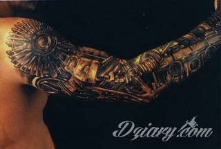 Niesamowite w swojej formie tatuaże-rękawy zajmują cała powierzchnię ramiona i przedramiona. Tworzą jednolitą zdobiącą ciało całość. Taki graficzny rękaw na skórze to tatuaż szczególnie ciekawy w przypadku aktywnych, silnych mężczyzn. 