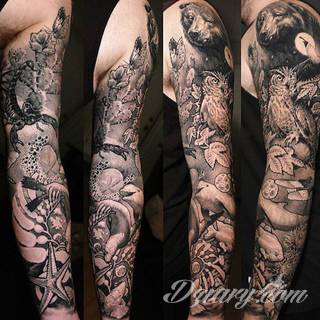 Niesamowite w swojej formie tatuaże-rękawy zajmują cała powierzchnię ramiona i przedramiona. Tworzą jednolitą zdobiącą ciało całość. Taki graficzny rękaw na skórze to tatuaż szczególnie ciekawy w przypadku aktywnych, silnych mężczyzn. 