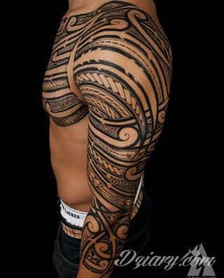 Niesamowite w swojej formie tatuaże-rękawy zajmują cała powierzchnię ramiona i przedramiona. Tworzą jednolitą zdobiącą ciało całość. Taki graficzny rękaw na skórze to tatuaż szczególnie ciekawy w przypadku aktywnych, silnych mężczyzn. 