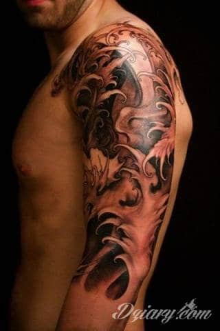 Niesamowite w swojej formie tatuaże-rękawy zajmują cała powierzchnię ramiona i przedramiona. Tworzą jednolitą zdobiącą ciało całość. Taki graficzny rękaw na skórze to tatuaż szczególnie ciekawy w przypadku aktywnych, silnych mężczyzn. 