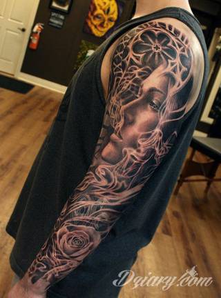 Niesamowite w swojej formie tatuaże-rękawy zajmują cała powierzchnię ramiona i przedramiona. Tworzą jednolitą zdobiącą ciało całość. Taki graficzny rękaw na skórze to tatuaż szczególnie ciekawy w przypadku aktywnych, silnych mężczyzn. 