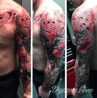 Niesamowite w swojej formie tatuaże-rękawy zajmują cała powierzchnię ramiona i przedramiona. Tworzą jednolitą zdobiącą ciało całość. Taki graficzny rękaw na skórze to tatuaż szczególnie ciekawy w przypadku aktywnych, silnych mężczyzn. 