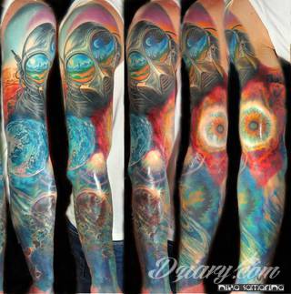 Niesamowite w swojej formie tatuaże-rękawy zajmują cała powierzchnię ramiona i przedramiona. Tworzą jednolitą zdobiącą ciało całość. Taki graficzny rękaw na skórze to tatuaż szczególnie ciekawy w przypadku aktywnych, silnych mężczyzn. 