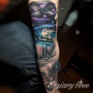 Niesamowite w swojej formie tatuaże-rękawy zajmują cała powierzchnię ramiona i przedramiona. Tworzą jednolitą zdobiącą ciało całość. Taki graficzny rękaw na skórze to tatuaż szczególnie ciekawy w przypadku aktywnych, silnych mężczyzn. 