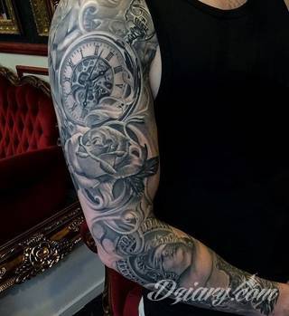 Niesamowite w swojej formie tatuaże-rękawy zajmują cała powierzchnię ramiona i przedramiona. Tworzą jednolitą zdobiącą ciało całość. Taki graficzny rękaw na skórze to tatuaż szczególnie ciekawy w przypadku aktywnych, silnych mężczyzn. 