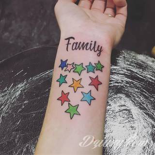 Familijne tatuaże o rodzinnym charakterze to pamiątka na lata. Imiona i daty urodzin dzieci, data ślubu, indywidualne wzory rodzinne - różnorodność formatów tworzących tatuaże przypominające o najbliższych jest wyjątkowo szeroka. 