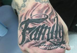 Familijne tatuaże o rodzinnym charakterze to pamiątka na lata. Imiona i daty urodzin dzieci, data ślubu, indywidualne wzory rodzinne - różnorodność formatów tworzących tatuaże przypominające o najbliższych jest wyjątkowo szeroka. 