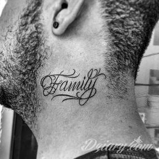 Familijne tatuaże o rodzinnym charakterze to pamiątka na lata. Imiona i daty urodzin dzieci, data ślubu, indywidualne wzory rodzinne - różnorodność formatów tworzących tatuaże przypominające o najbliższych jest wyjątkowo szeroka. 