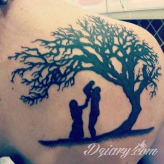 Familijne tatuaże o rodzinnym charakterze to pamiątka na lata. Imiona i daty urodzin dzieci, data ślubu, indywidualne wzory rodzinne - różnorodność formatów tworzących tatuaże przypominające o najbliższych jest wyjątkowo szeroka. 