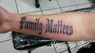 Familijne tatuaże o rodzinnym charakterze to pamiątka na lata. Imiona i daty urodzin dzieci, data ślubu, indywidualne wzory rodzinne - różnorodność formatów tworzących tatuaże przypominające o najbliższych jest wyjątkowo szeroka. 