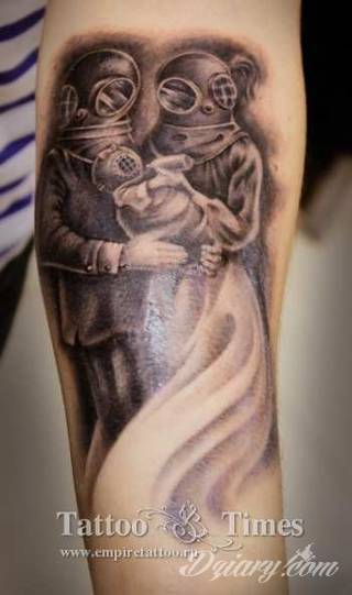 Familijne tatuaże o rodzinnym charakterze to pamiątka na lata. Imiona i daty urodzin dzieci, data ślubu, indywidualne wzory rodzinne - różnorodność formatów tworzących tatuaże przypominające o najbliższych jest wyjątkowo szeroka. 