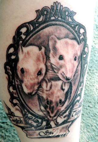 Familijne tatuaże o rodzinnym charakterze to pamiątka na lata. Imiona i daty urodzin dzieci, data ślubu, indywidualne wzory rodzinne - różnorodność formatów tworzących tatuaże przypominające o najbliższych jest wyjątkowo szeroka. 