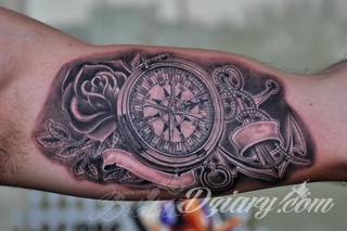 Jeden z najpopularniejszych formatów graficznych na tatuaże. Róża, kwiat o wyjątkowej symbolice, to grafika o szczególnej kolorystyce na ciele. Królowa kwiatów - za którą uważana jest róża - to ciekawie skomponowane wymiary rysunków: niewielkie jak i komponowane np. z czaszką. 