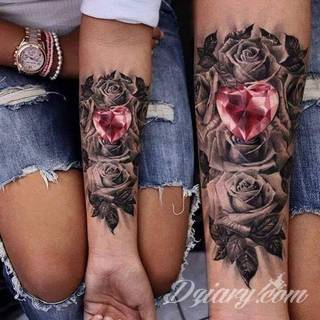 Jeden z najpopularniejszych formatów graficznych na tatuaże. Róża, kwiat o wyjątkowej symbolice, to grafika o szczególnej kolorystyce na ciele. Królowa kwiatów - za którą uważana jest róża - to ciekawie skomponowane wymiary rysunków: niewielkie jak i komponowane np. z czaszką. 