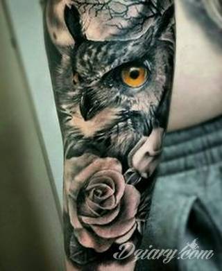 Jeden z najpopularniejszych formatów graficznych na tatuaże. Róża, kwiat o wyjątkowej symbolice, to grafika o szczególnej kolorystyce na ciele. Królowa kwiatów - za którą uważana jest róża - to ciekawie skomponowane wymiary rysunków: niewielkie jak i komponowane np. z czaszką. 