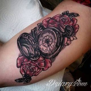 Jeden z najpopularniejszych formatów graficznych na tatuaże. Róża, kwiat o wyjątkowej symbolice, to grafika o szczególnej kolorystyce na ciele. Królowa kwiatów - za którą uważana jest róża - to ciekawie skomponowane wymiary rysunków: niewielkie jak i komponowane np. z czaszką. 